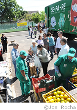 市民がゴミ収集トラックまでゴミを持ってくると、野菜と交換してもらえる－ブラジル・クリチバ