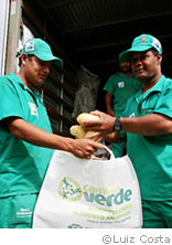 ゴミと引き換えに野菜を配る清掃作業員－ブラジル・クリチバ